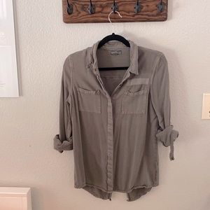 Market and spruce Forrest green button up